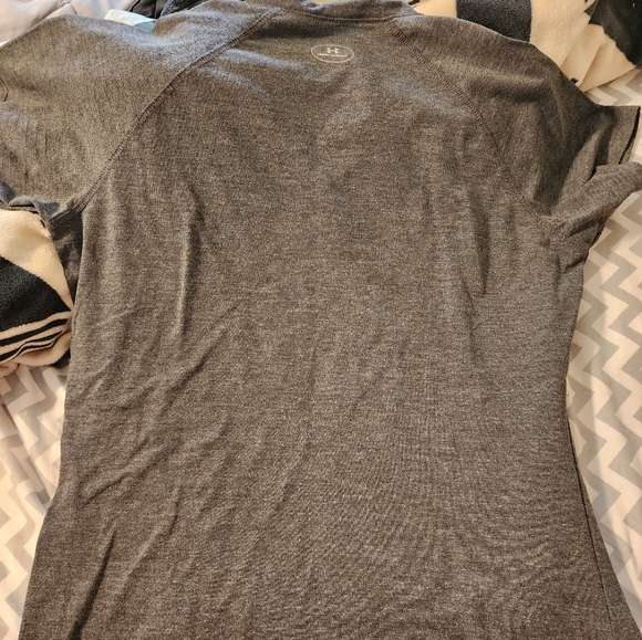 Women's grey Under Armour v-neck short sleeve tee - Picture 2 of 2